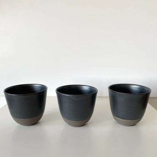 kubek czarny ceramiczny kamionkowy ręcznie robiony IMG_4818.jpg
